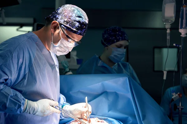 肿瘤科手术室里的一组外科医生 抗肿瘤的斗争 专业医生的辛勤工作 腹部肉瘤的手术 — 图库照片