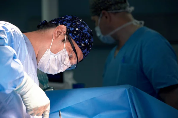 Onkolojik Ameliyathanede Bir Cerrah Ekibi Antikolojiye Karşı Mücadele Profesyonel Doktorların — Stok fotoğraf