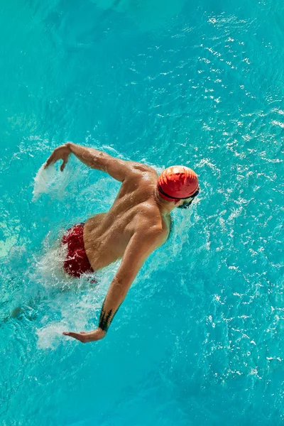 Yüzme Erkek Yüzücü Kurbağalama Yüzme Havuzda Yüzen Kırmızı Yüzme Şapkası — Stok fotoğraf