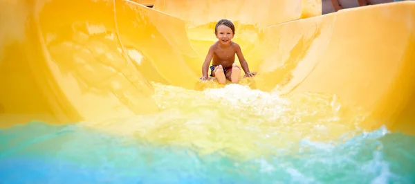 Wesoły Niebieskooki Dzieciak Zjeżdżalni Wodnej Parku Wodnym Mały Chłopiec Wesoło — Zdjęcie stockowe