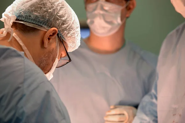Die Gesichter Der Ärzte Chirurgen Masken Sind Ein Großer Plan — Stockfoto