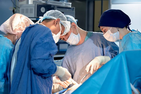 手術室の外科医の顔 現代医学 複雑な手術中の医療従事者 現代医学 — ストック写真