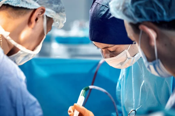 手術室の外科医の顔 現代医学 複雑な手術中の医療従事者 現代医学 — ストック写真