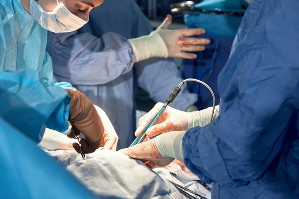 Faces Cirurgiões Sala Cirurgia Durante Operação Medicina Moderna Trabalhadores Médicos — Fotografia de Stock