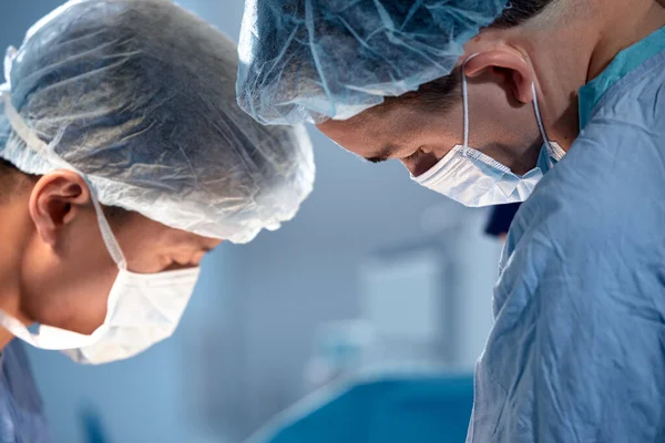 Rostros Cirujanos Quirófano Durante Operación Medicina Moderna Trabajadores Médicos Durante — Foto de Stock