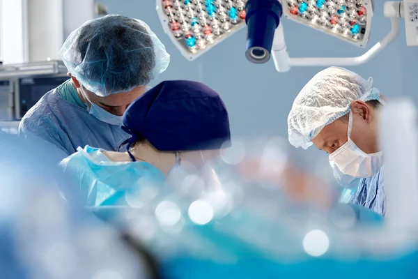 手术期间手术室里的外科医生的脸 现代医学 复杂手术中的医务工作者 现代医学 — 图库照片
