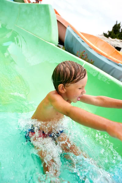 Menino Alegre Desce Corrediça Água Parque Aquático Atrações Das Crianças — Fotografia de Stock