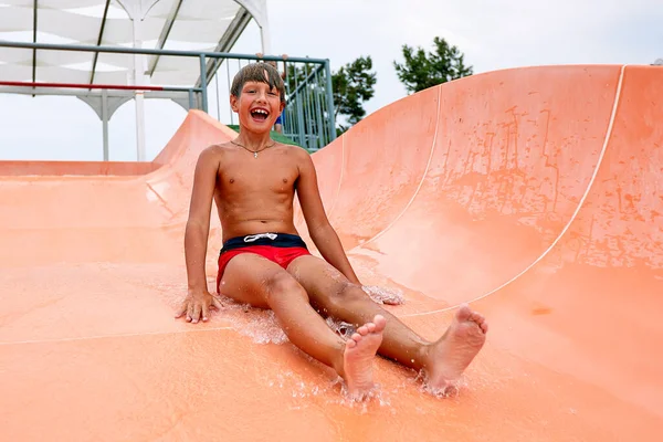 Vidám Fiú Ereszkedik Csúszda Vízi Park Gyerekek Látnivalók Vízi Parkban — Stock Fotó
