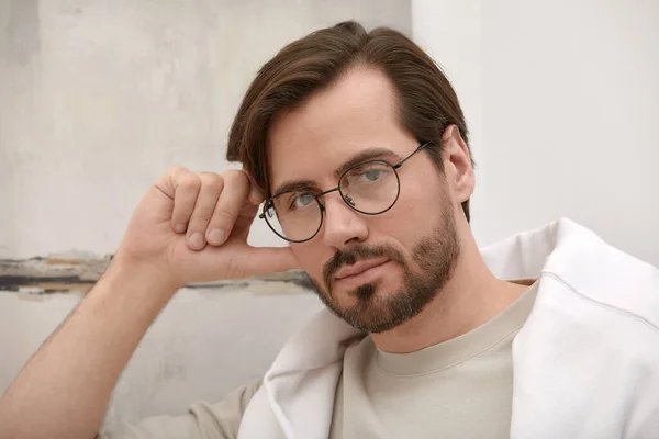 Retrato Feliz Empresário Milenar Escritório Moderno Homem Negócios Com Óculos — Fotografia de Stock