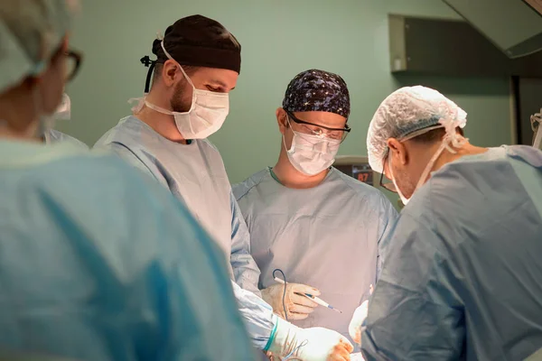 Faces Doctors Surgeons Masks Big Plan Operating Room Surgeon Performs — Stock Photo, Image