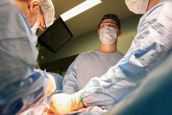 Ameliyat Odasında Cerrah Yüzü Stresli Bir Ameliyat Modern Ameliyathanede Ameliyat — Stok fotoğraf