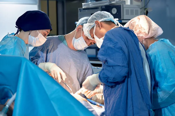 Équipe Internationale Chirurgiens Dans Salle Opération Pendant Opération Médecine Moderne — Photo