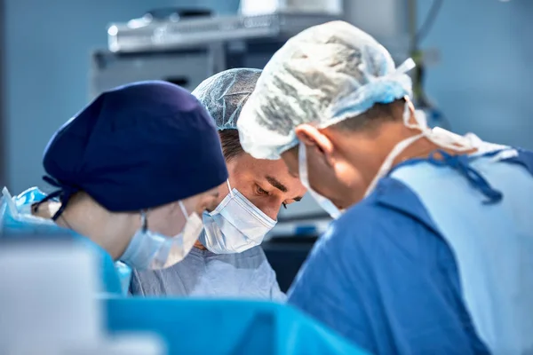Ameliyat Sırasında Ameliyathanedeki Cerrahların Yüzleri Modern Tıp Karmaşık Bir Operasyon — Stok fotoğraf