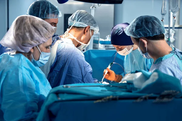手术期间 国际外科医生小组在手术室 现代医学 复杂手术期间的国际医务工作者 现代医学 — 图库照片