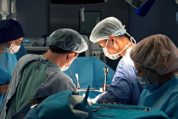 Equipe Internationale Chirurgiens Dans Salle Opération Pendant Opération Personnel Médical — Photo