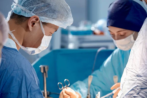 手術室の外科医の顔 現代医学 複雑な手術中の医療スタッフ 医学科学 クローズアップ — ストック写真