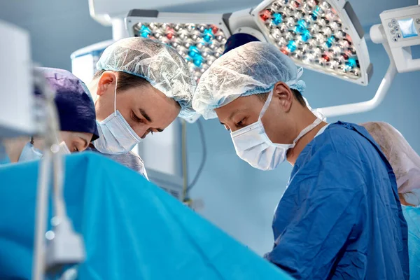 Groupe Chirurgiens Faisant Chirurgie Dans Une Salle Opération Moderne Hôpital — Photo