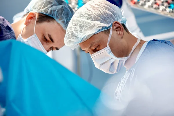 Grupp Kirurger Som Gör Kirurgi Ett Modernt Sjukhus Operationssal Medicinskt — Stockfoto