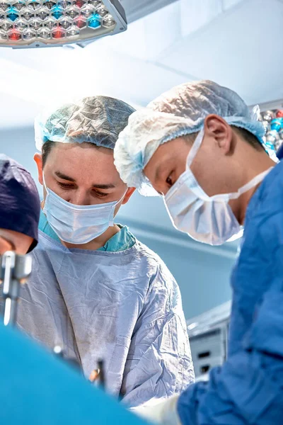 Grupo Cirujanos Que Hacen Cirugía Quirófano Hospital Moderno Equipo Médico — Foto de Stock