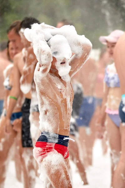 快乐的小男孩 头上带着泡沫 在水上公园里玩得开心 在一个阳光灿烂的夏天 穿着湿泳衣参加泡沫派对或度假 — 图库照片