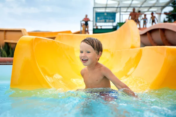 Criança Desce Corrediça Água Verão Parque Aquático Criança Feliz Parque — Fotografia de Stock