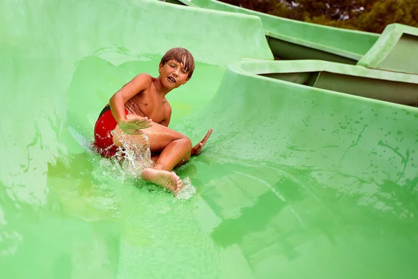 Criança Desce Corrediça Água Verão Parque Aquático Criança Feliz Parque — Fotografia de Stock