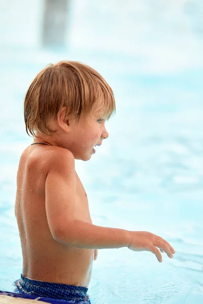 트렁크 소년은 수영장에서 수영하는 공원의 어린이들을 즐거움 수영하는 배운다 — 스톡 사진