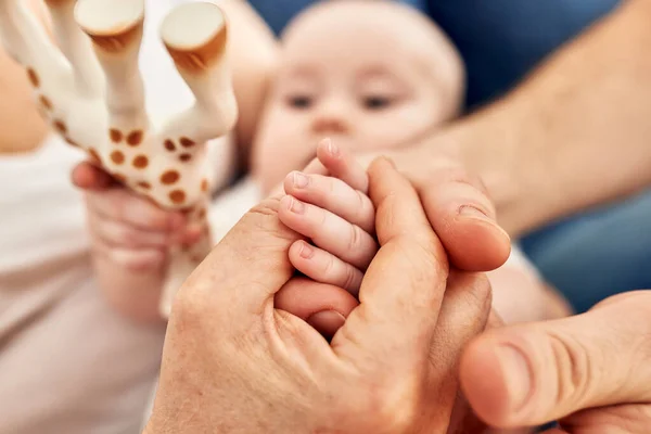 Großaufnahme Der Hände Von Eltern Die Ihre Kinder Winzigen Händen — Stockfoto