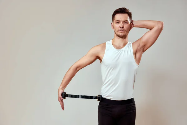 Bir Adam Pilates Reformatörü Pilates Jimnastiği Reformcuları Kas Kasılma Eğitimi — Stok fotoğraf