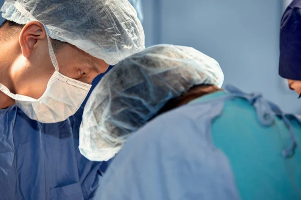 複雑で激しい手術中に外科医の顔をクローズアップ 医師は患者の命を救う 外科医のチームワーク — ストック写真