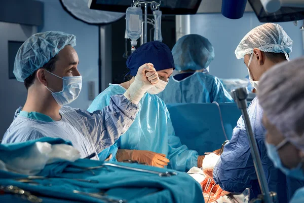 Équipe Chirurgiens Effectuant Soigneusement Chirurgie Aide Instruments Précis Dans Salle — Photo