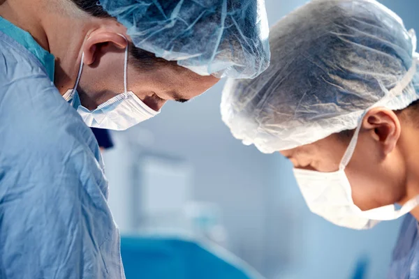 Visages Chirurgiens Gros Plan Lors Une Opération Complexe Intense Les — Photo