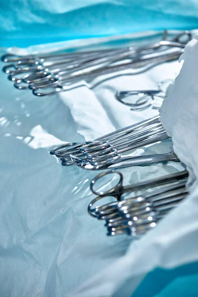 Primer Plano Los Instrumentos Quirúrgicos Sobre Mesa Quirófano Medicina Moderna — Foto de Stock