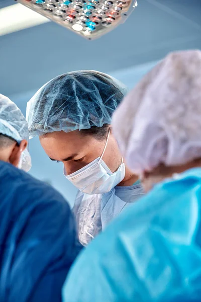 Karmaşık Yoğun Bir Ameliyatta Cerrahların Yüzleri Birbirine Yakın Doktorlar Hastaların — Stok fotoğraf