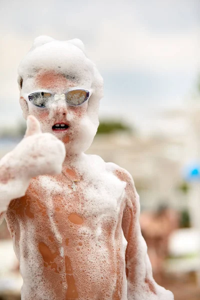 Menino Feliz Com Óculos Espuma Cabeça Divertindo Parque Aquático Roupa — Fotografia de Stock
