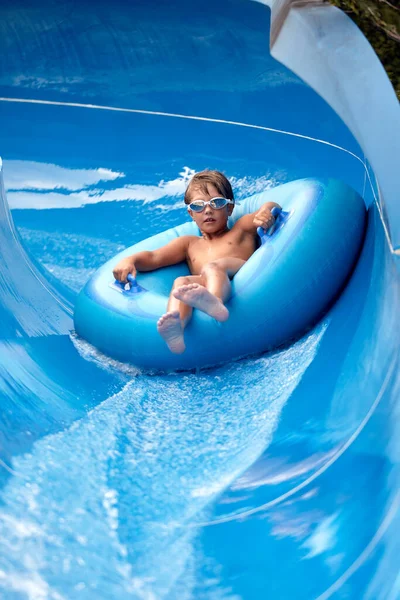 Vidám Fiú Úszás Szemüveg Csúszik Kék Víz Csúszda Egy Felfújható — Stock Fotó