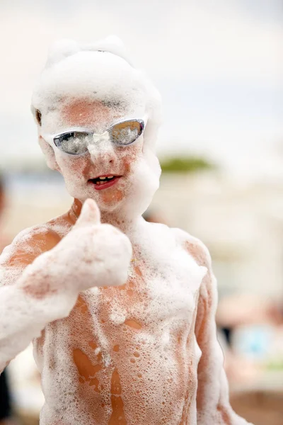 Niño Feliz Con Gafas Espuma Cabeza Divirtiéndose Parque Acuático Traje Imagen De Stock