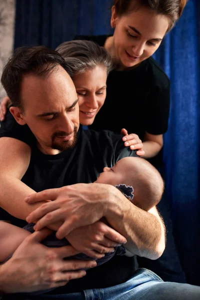 Mujer Hombre Sosteniendo Recién Nacido Mamá Papá Bebé Primer Plano — Foto de Stock