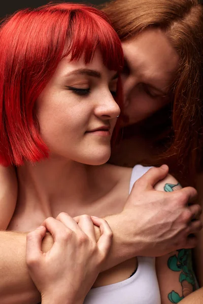 Retrato Estúdio Close Jovem Casal Apaixonado Amor Abraçando Homem Bonito — Fotografia de Stock