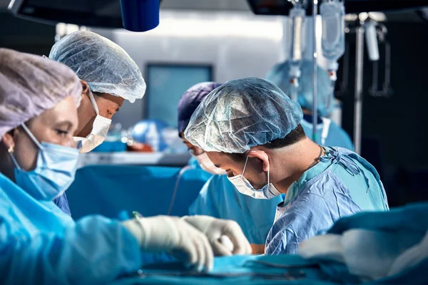 Equipo Cirujanos Está Luchando Por Vida Por Una Operación Real — Foto de Stock