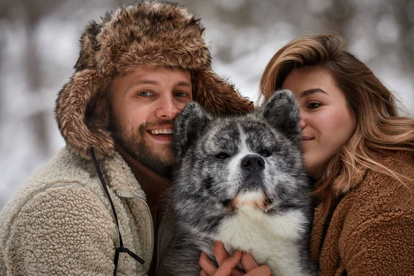 Jovem Casal Sorrindo Divertindo Parque Inverno Com Seu Cão Husky — Fotografia de Stock
