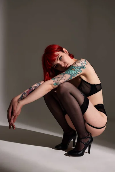 Uma Jovem Garota Atraente Com Cabelo Rubi Brilhante Tatuagens Coloridas — Fotografia de Stock
