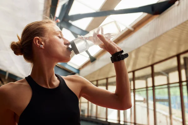 Seorang Gadis Atlet Muda Minum Air Dari Botol Olahraga Beristirahat Stok Foto
