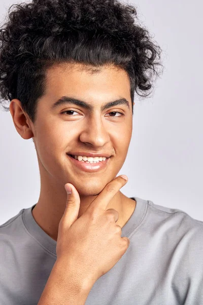 Retrato Joven Guapo Chico Sonriente Con Pelo Rizado Negro Mostrando — Foto de Stock