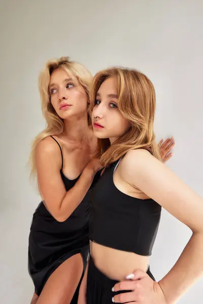 Potret Setengah Panjang Dari Dua Wanita Muda Seksi Mengenakan Pakaian Stok Foto