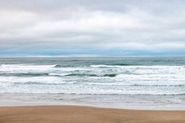Brezilya, Rio Grande do Sul, Torres 'de yeşil bir okyanusta dalgalar ve kum