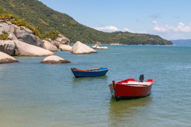 Sahilde balıkçı tekneleri, Canto Grande plajı, Bombinhas, Santa Catarina, Brezilya