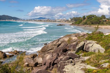 Atalaia sahilinde bitki örtüsü, kaya ve dalgalar Bombinhas, Santa Catarina, Brezilya