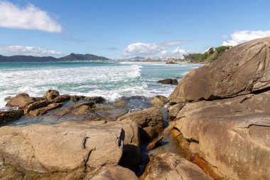 Atalaia sahilinde dalgalar, kayalar ve kum Bombinhas, Santa Catarina, Brezilya