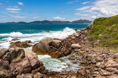 Quatro Ilhas sahilinde dalgalar ve kayalar, Bombinhas, Santa Catarina, Brezilya